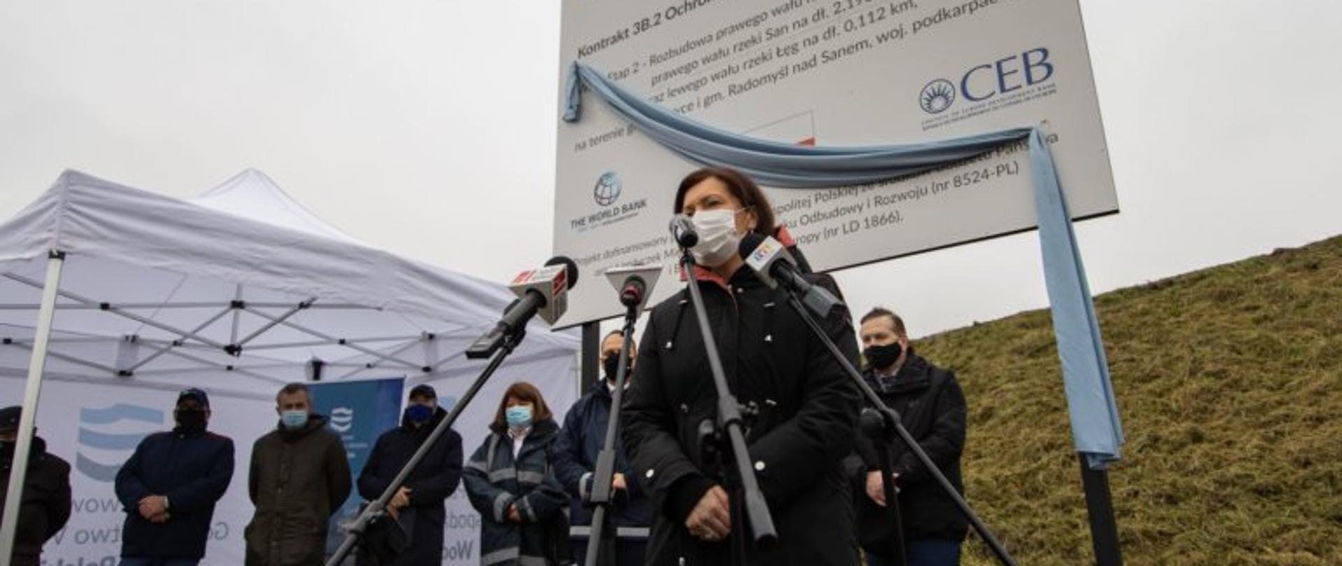 Wojewoda na uroczystości zakończenia inwestycji we Wrzawach