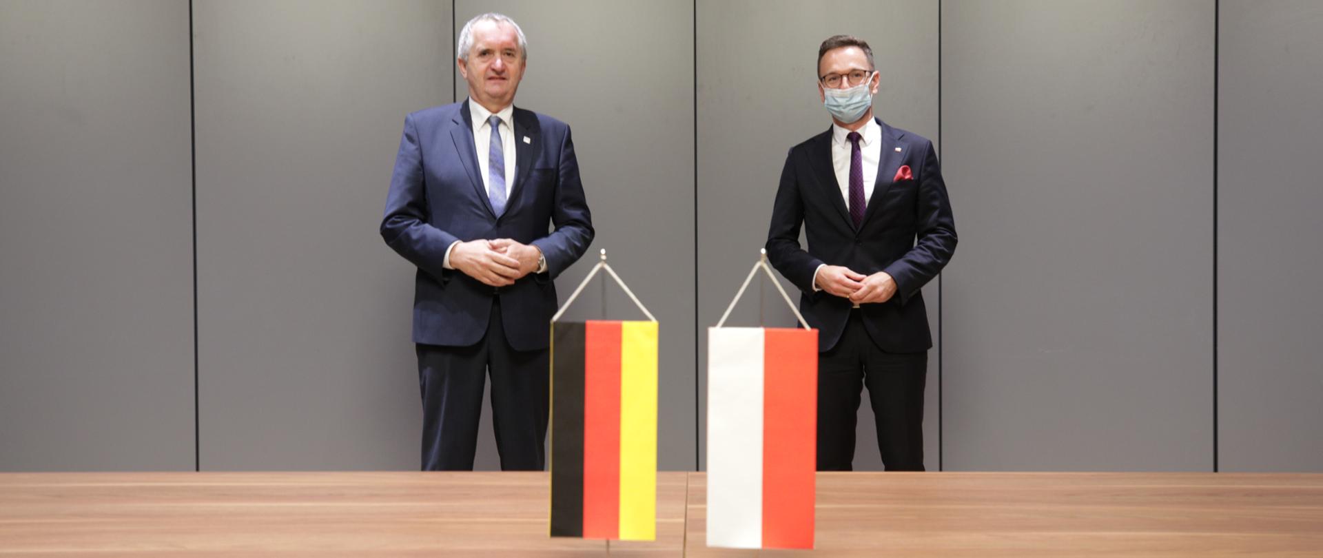 za flagami Polski i Niemiec stoją Thomas Schmidt, minister rozwoju regionalnego Saksonii, Kraju Związkowego Republiki Federalnej Niemiec i wiceminister Waldemar Buda