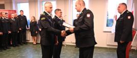 wręczenie jubilatom listów gratulacyjnych przez Zastępcę Komendanta Powiatowego 