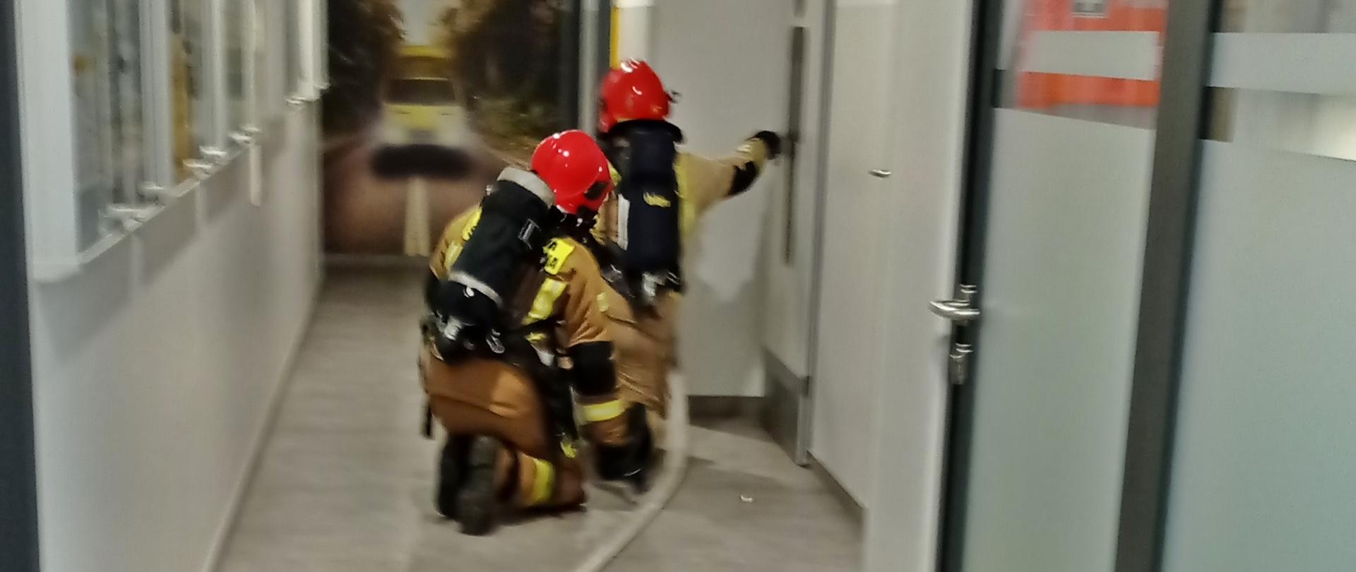 Ćwiczenia z zakresu prowadzenia działań ratowniczo-gaśniczych w hali sortowniczej