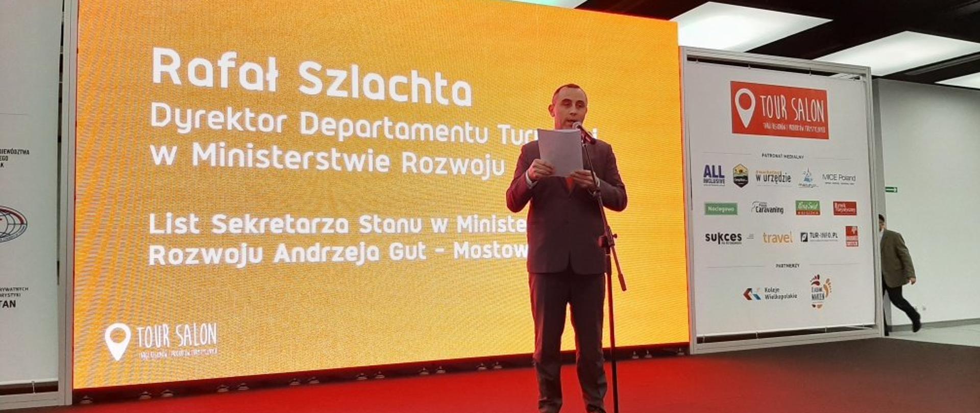 Dyrektor Departamentu Turystyki odczytuje list od Ministra.