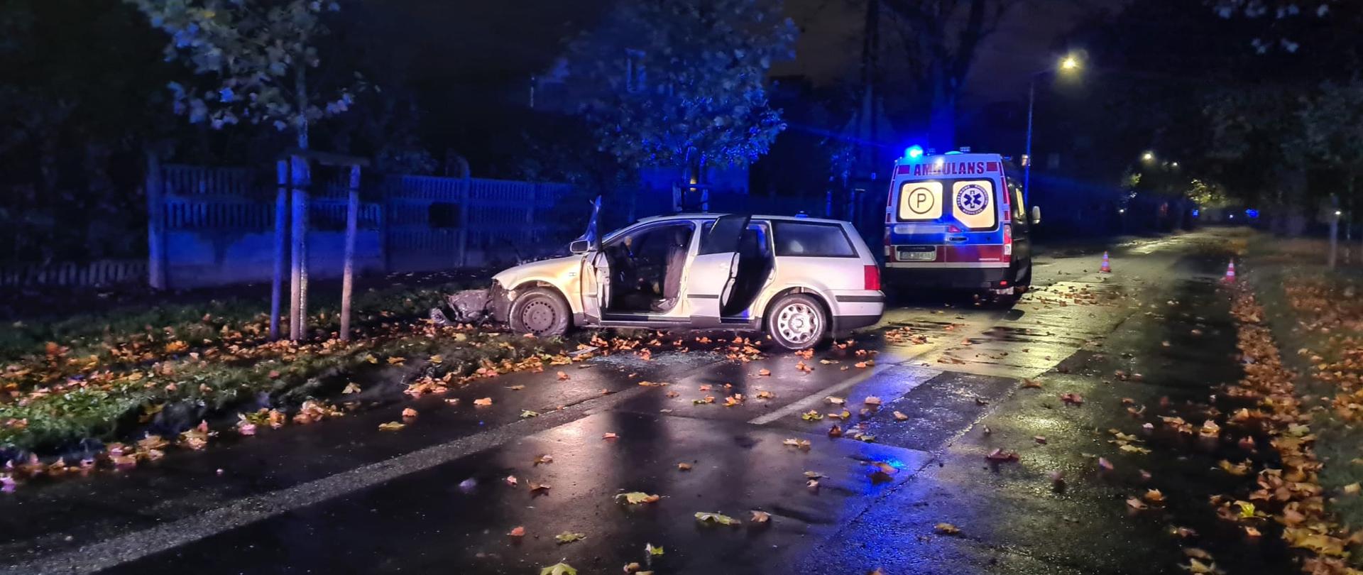 Wpadek z udziałem samochodu osobowego przy ul. Starobrzeskiej w Brzegu - zdjęcie przedstawia rozbity samochód osobowy, po prawej stronie stoi karetka pogotowia