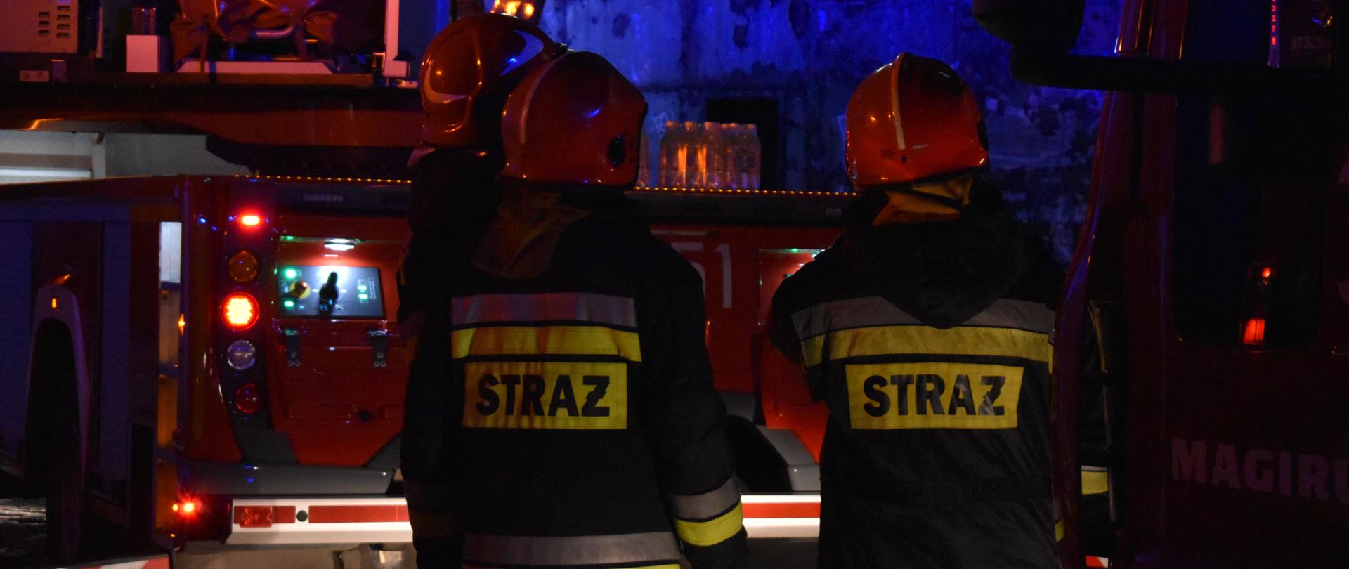 Grafika przedstawiająca wystrzelone fajerwerki na czarnym tle