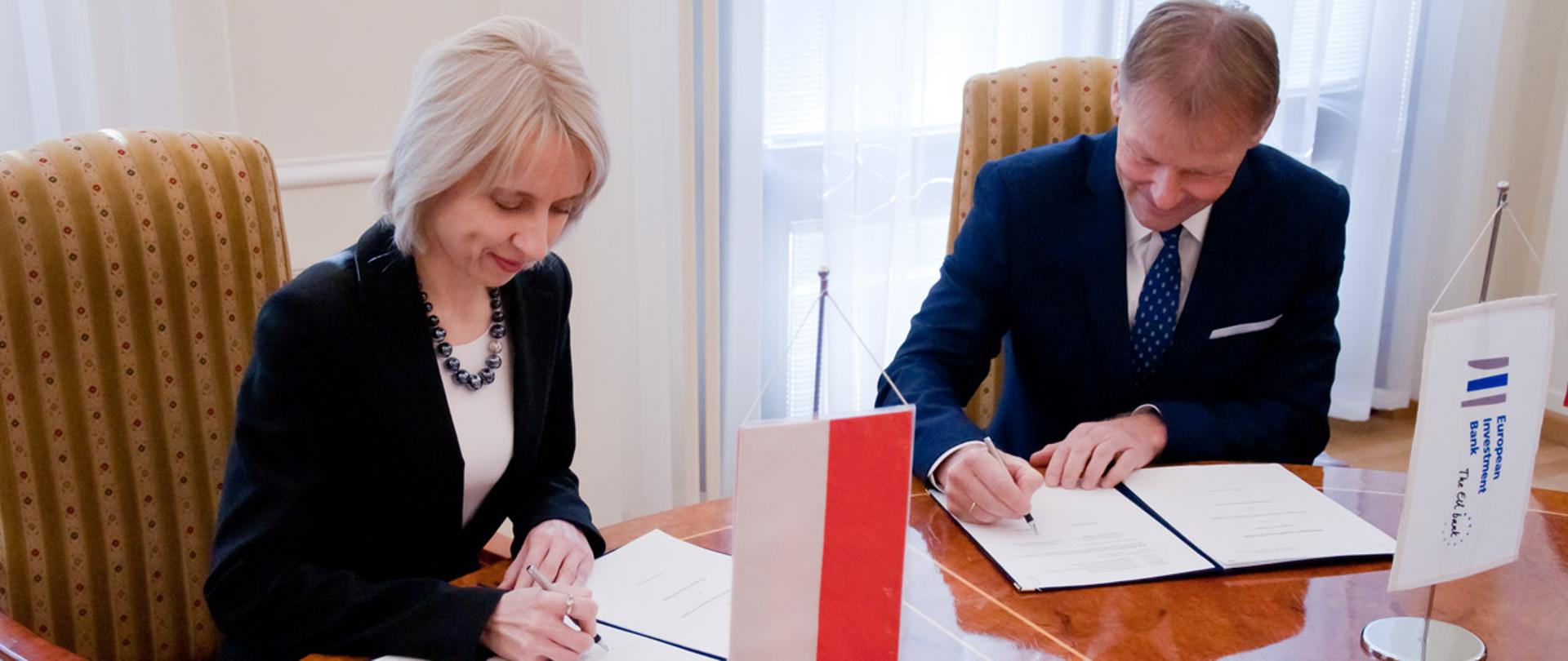 Minister T. Czerwińska i wiceprezes EBI podpisują umowę na finansowanie szpitali uniwersyteckich