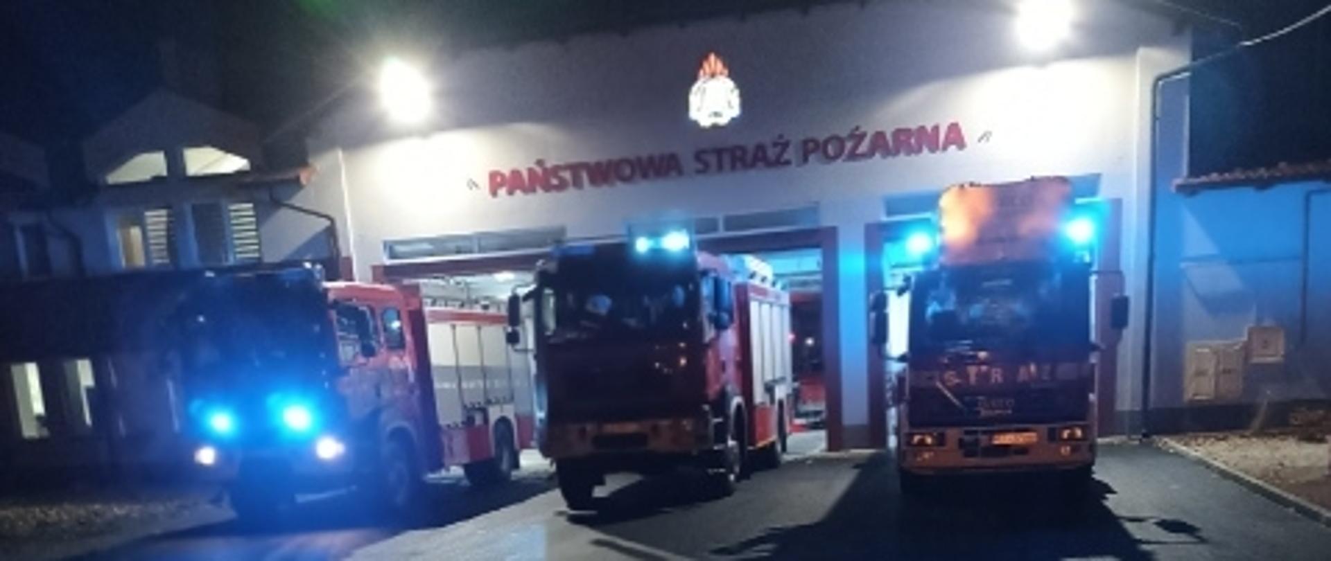 Na zdjęciu widzimy samochody pożarnicze na sygnałach świetlnych.