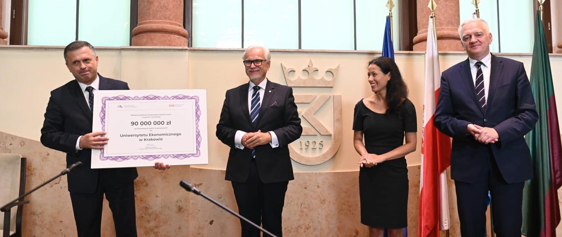 Anna Budzanowska, Jarosław Gowin i przedstawiciele uczelni prezentują symboliczne obligacje.