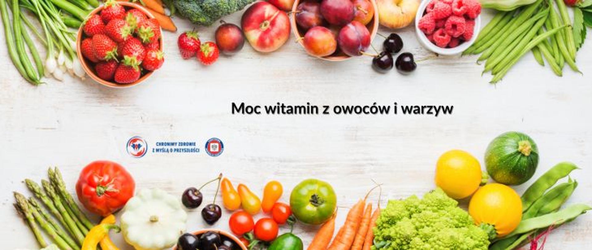 Na jasnym tle ciemny napis Moc witamin z owoców i warzyw. Wokół różnokolorowe warzywa i owoce: szparagi, truskawki, czereśnie, marchew, pomidory, jabłka maliny fasolka szparagowa kalafior, dynia. Z lewej strony logo Inspekcji Sanitarnej wraz z hasłem chronimy zdrowie z myślą o przyszłości.