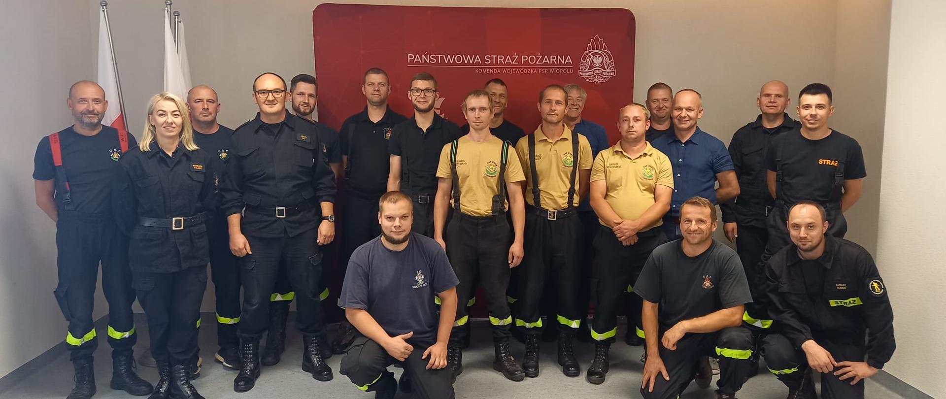 Zdjęcie przedstawia wykładowców z Ośrodka Szkolenia KW PSP Opole oraz kursantów z OSP z terenu powiatu opolskiego - uczestników przypominającego kursu z zakresu Kwalifikowanej Pierwszej Pomocy.