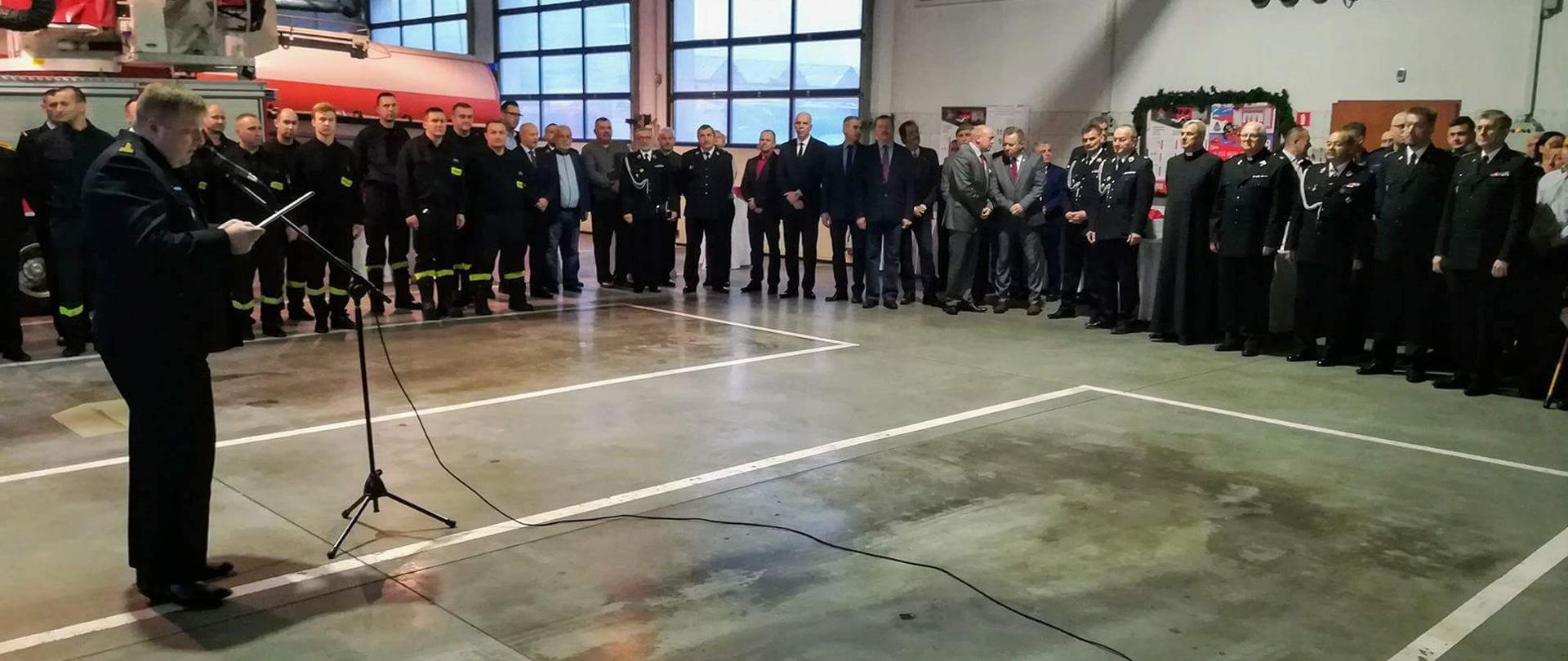 Zdjęcie przedstawia spotkanie wigilijne połączone z podsumowaniem mijającego roku