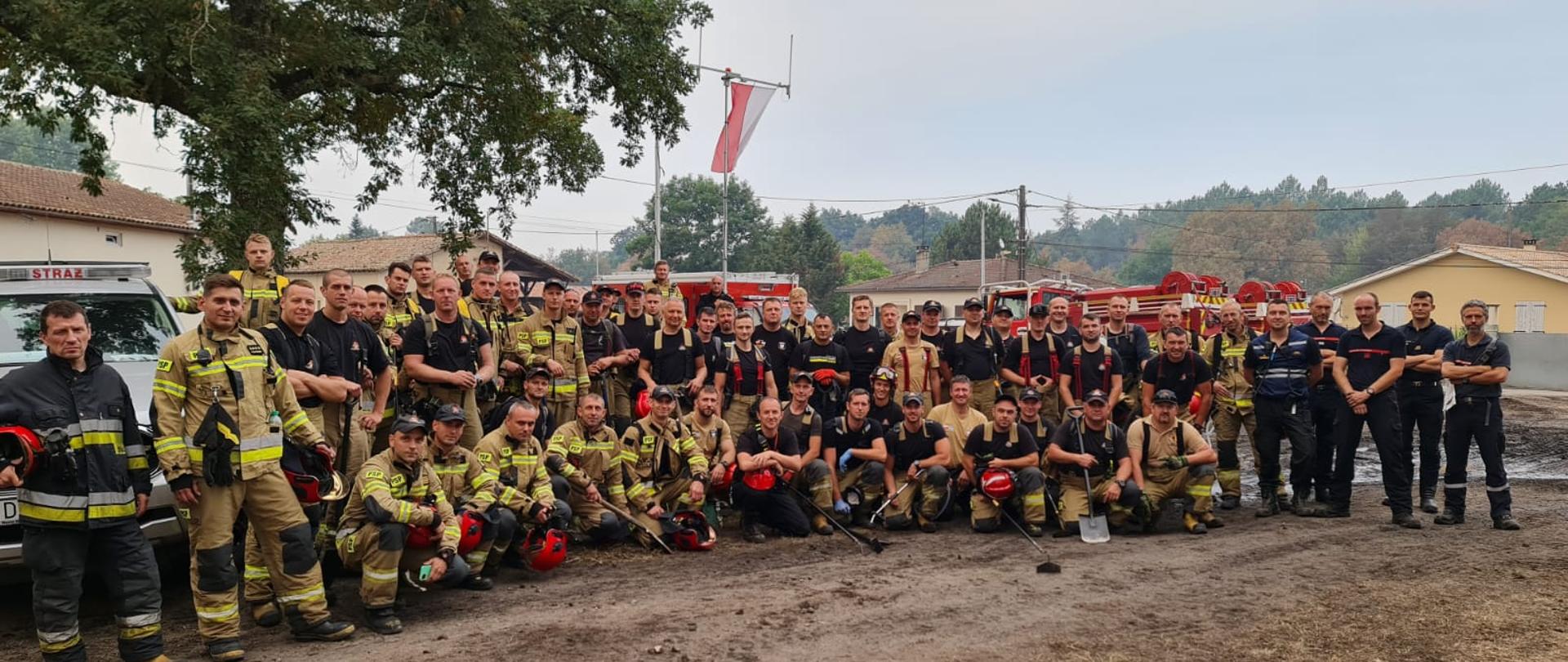 Zdjęcie grupowe strażaków, uczestników misji we Francji
