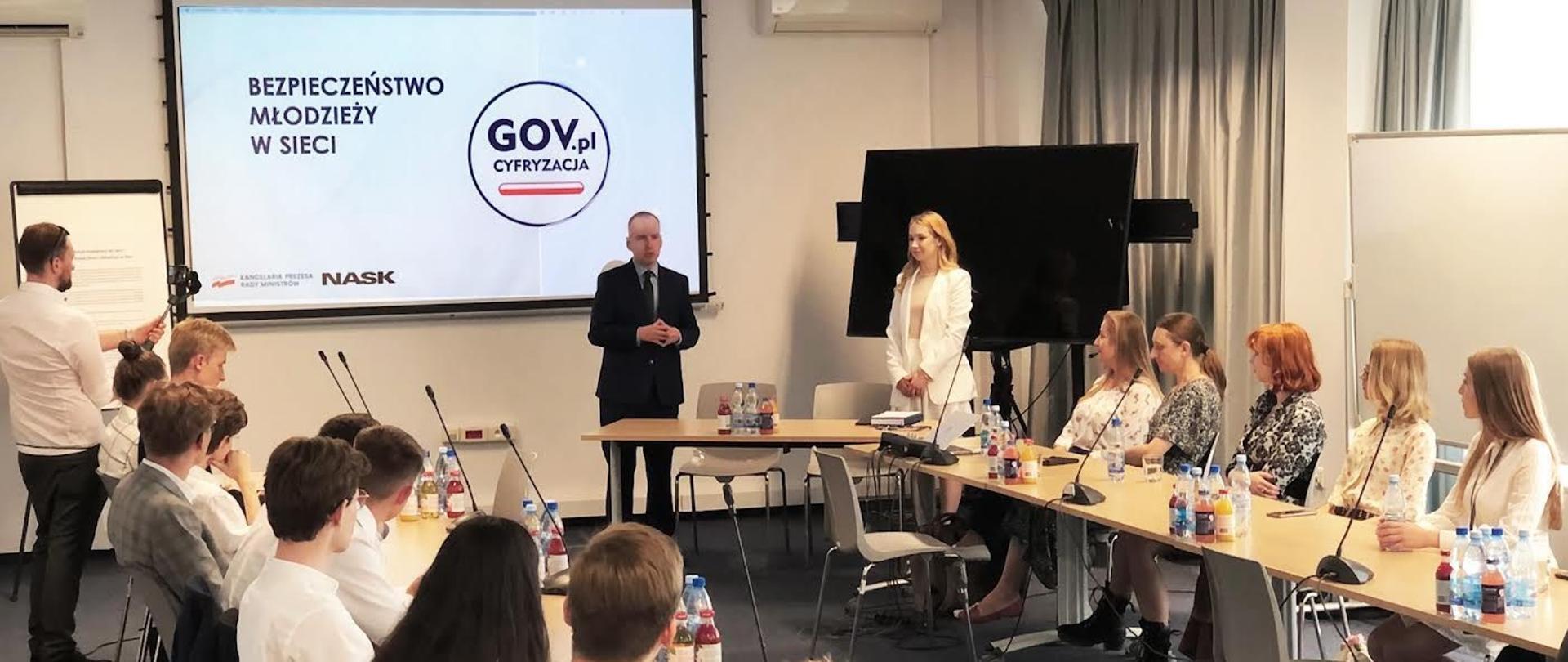 Spotkanie ministra Adama Andruszkiewicza z młodzieżą w sprawie bezpieczeństwa młodzieży w Sieci. 