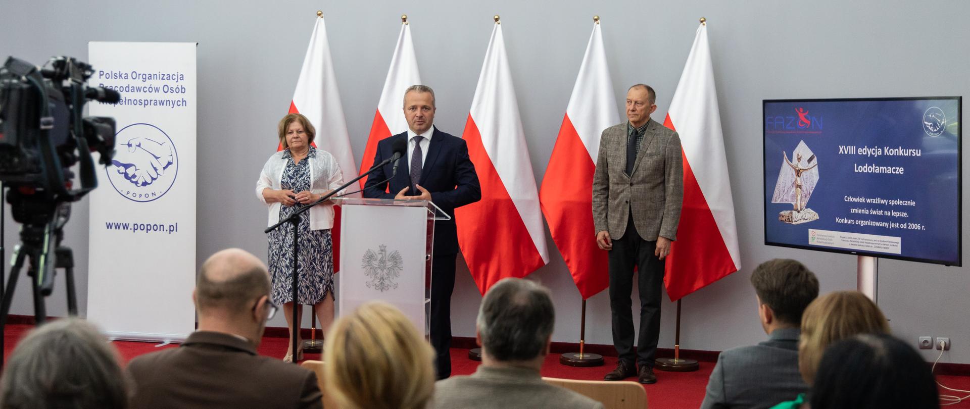 
Grupa ludzi w sali konferencyjnej
