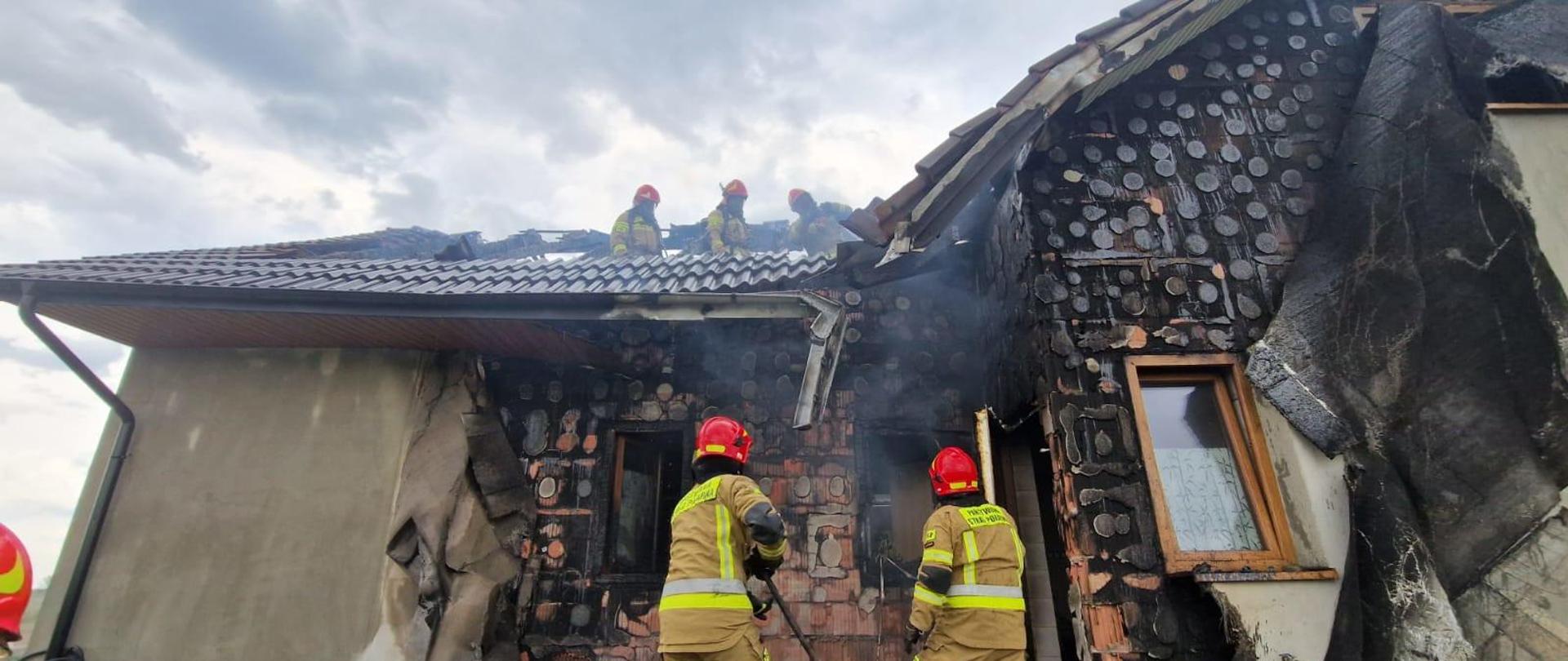Pożar domu jednorodzinnego w trakcie budowy w miejscowości Świniary Nowe.