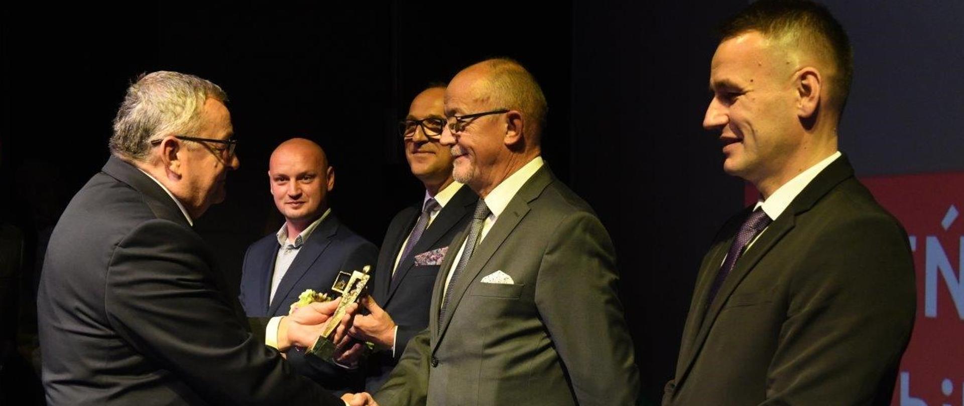 Minister Andrzej Adamczyk wręczył pamiątkowe statuetki