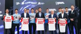Premier Mateusz Morawiecki podczas wspólnego zdjęcia ze sportowcami w ramach ogłoszenia miast - gospodarzy Finałów Mistrzostw Świata w Piłce Siatkowej Mężczyzn 2022