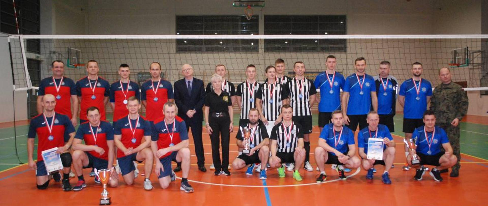 Zawodnicy z medalami na zbiórce