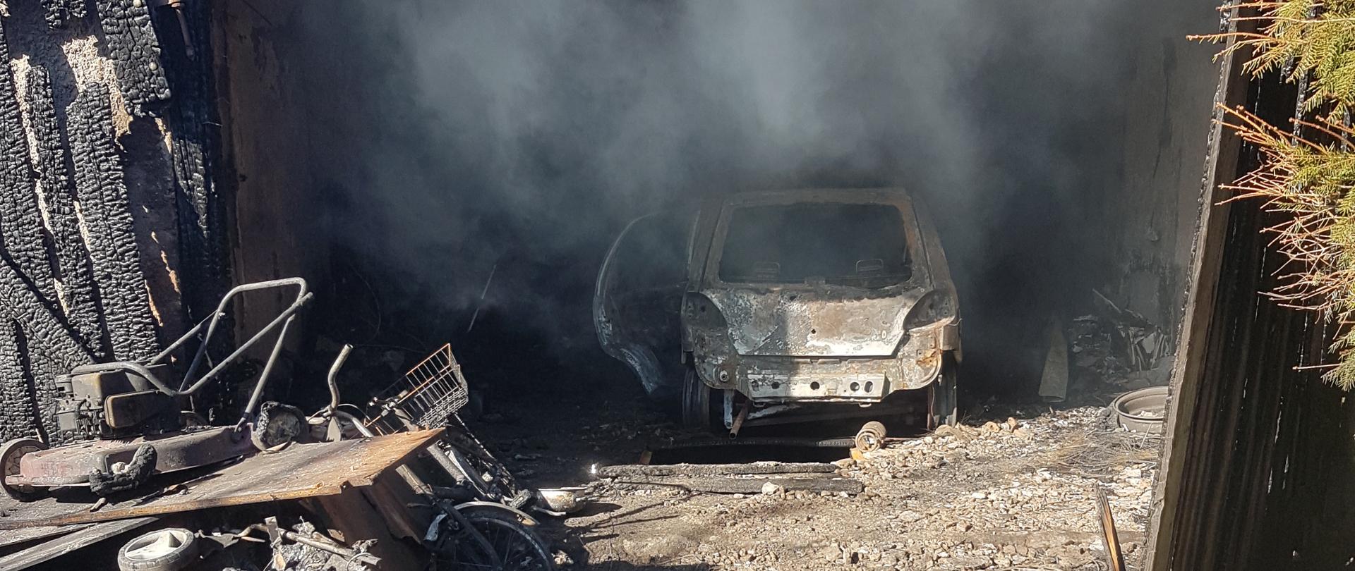 Spalony pojazd stoi w garażu