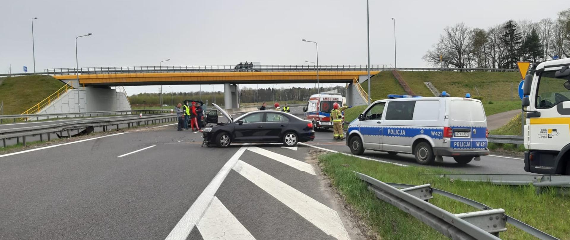 uszkodzone pojazdy po wypadku, policja, pogotowie ratunkowe