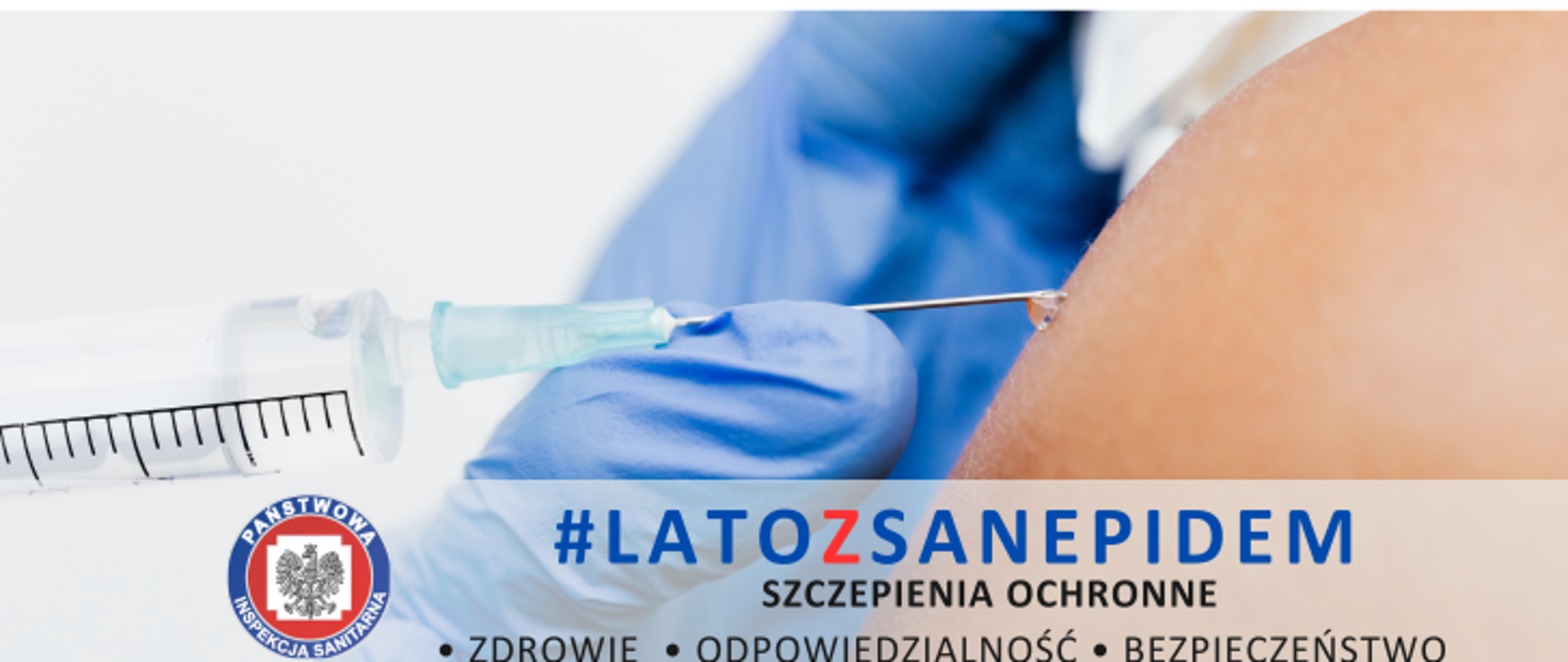 Na zdjęciu widoczna strzykawka oraz ręka wykonująca zastrzyk. Poniżej w lewym rogu logo Inspekcji Sanitarnej oraz napis #latozsanepidem Szczepienia ochronne Zdrowie Odpowiedzialność Bezpieczeństwo