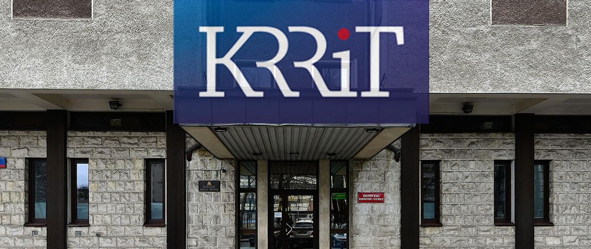 Napis "KRRiT" na tle siedziby Krajowej Rady Radiofonii i Telewizji.