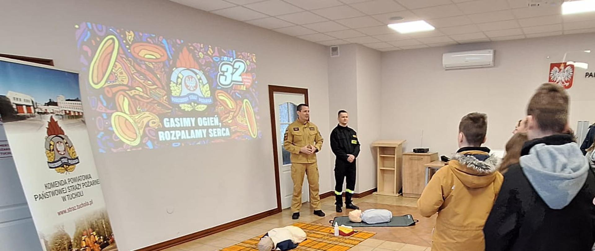 Zdjęcie przedstawia funkcjonariuszy i młodzież podczas zajęć.