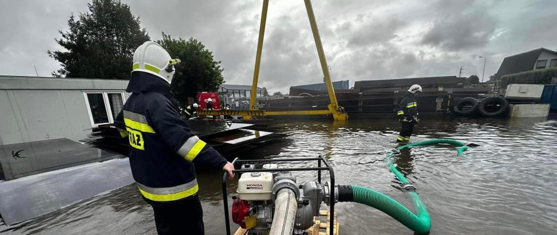 widoczni strażacy podczas usuwani skutków zadań.