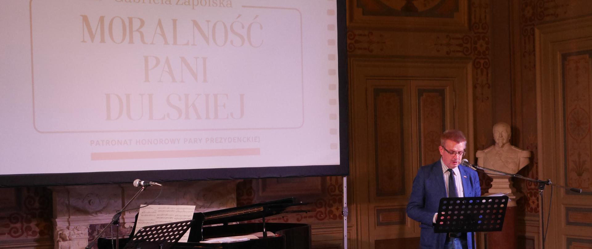 Ambasciatore J. Kotański legge davanti al pubblico