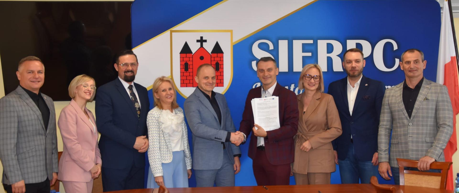 Na zdjęciu widać kobiety i mężczyzn