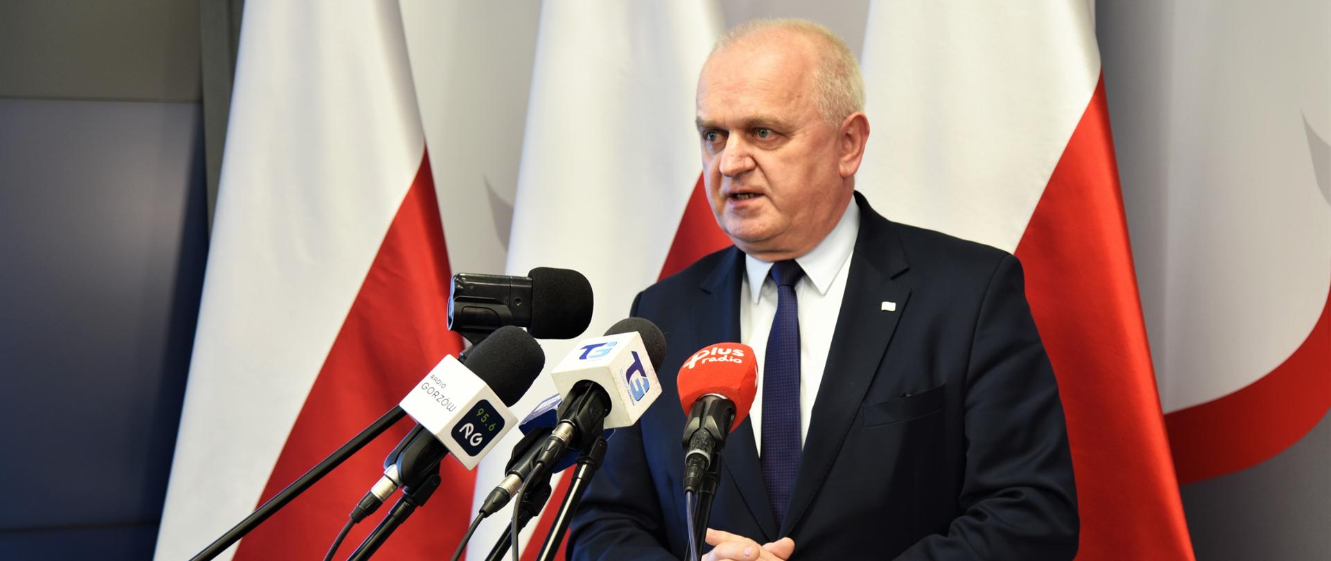 Wojewoda zabiera głos podczas konferencji