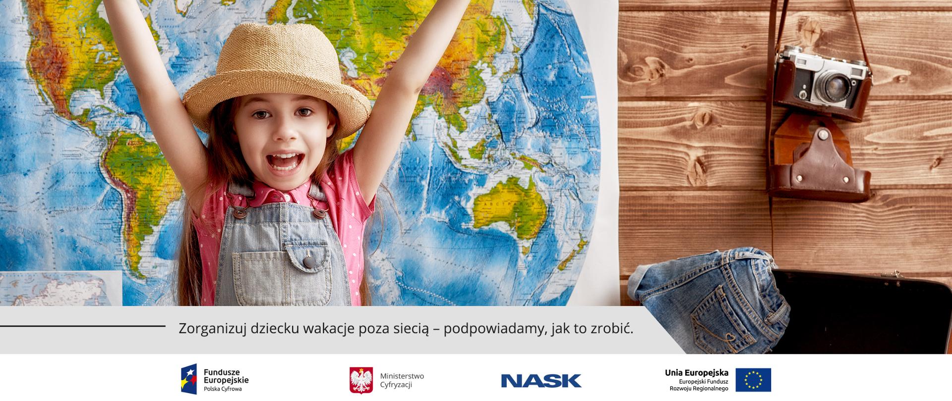 Uśmiechnięta dziewczynka stoi przed mapą świata. Poniżej napis: Zorganizuj dziecku wakacje poza siecią – podpowiadamy, jak to zrobić.