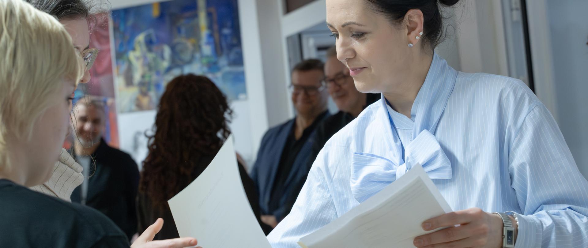 Fotografia z ogłoszenia wyników i wręczenia dyplomów II etapu Ogólnopolskiego Konkursu Plastycznego CEA