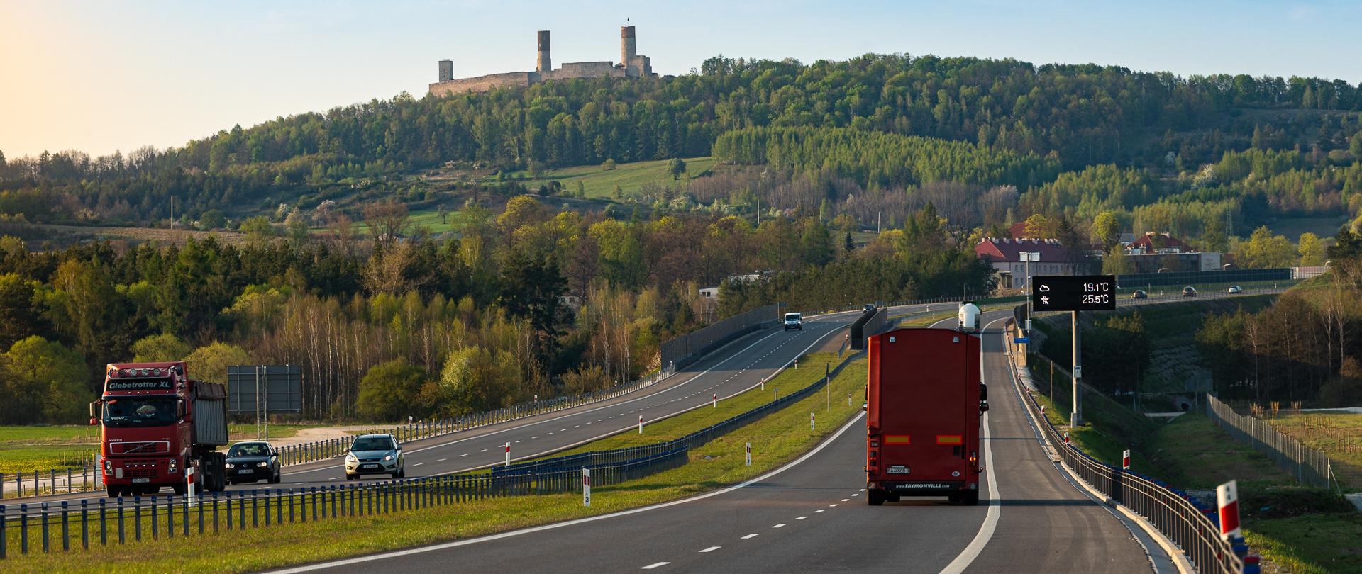 Na zdjęciu droga ekspresowa S7 a na niej jadące pojazdy