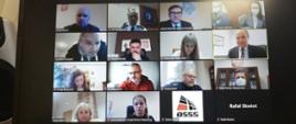 Zdjęcie przedstawia uczestników zdalnej komisji bezpieczeństwa powiatu otwockiego, w tym m. innymi Starostę Powiatu, Wicestarostę, Wójtów Gmin, Komendanta Powiatowego PSP, Komendanta Powiatowego Policji