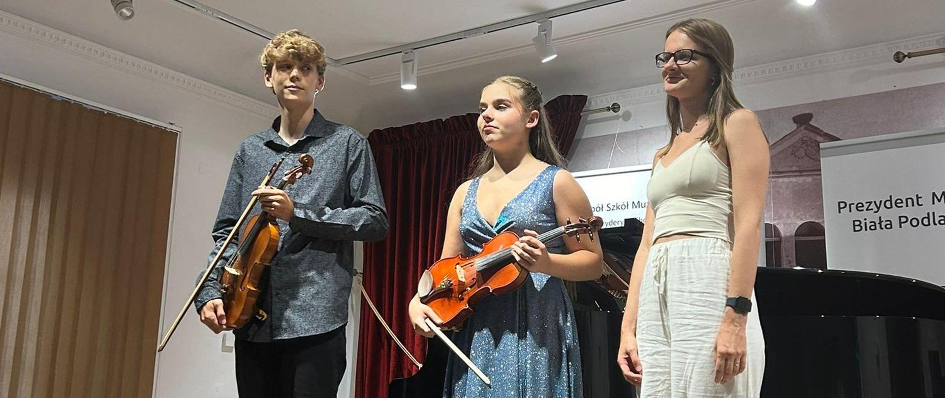 Na scenie Julia Kalicka, Aleksander Żyła i pani Maria Trofymchuk