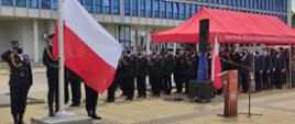 Obchody Dnia Strażaka województwa lubelskiego. Moment podniesienia flagi państwowej na maszt