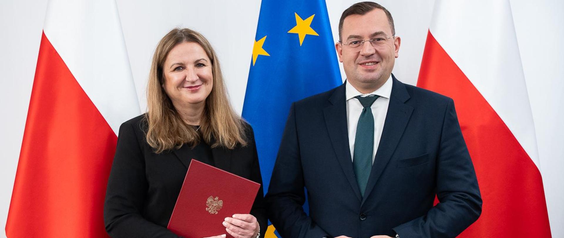 na tle polskich flag stoją Dorota Bocheńska i Stefan Krajewski