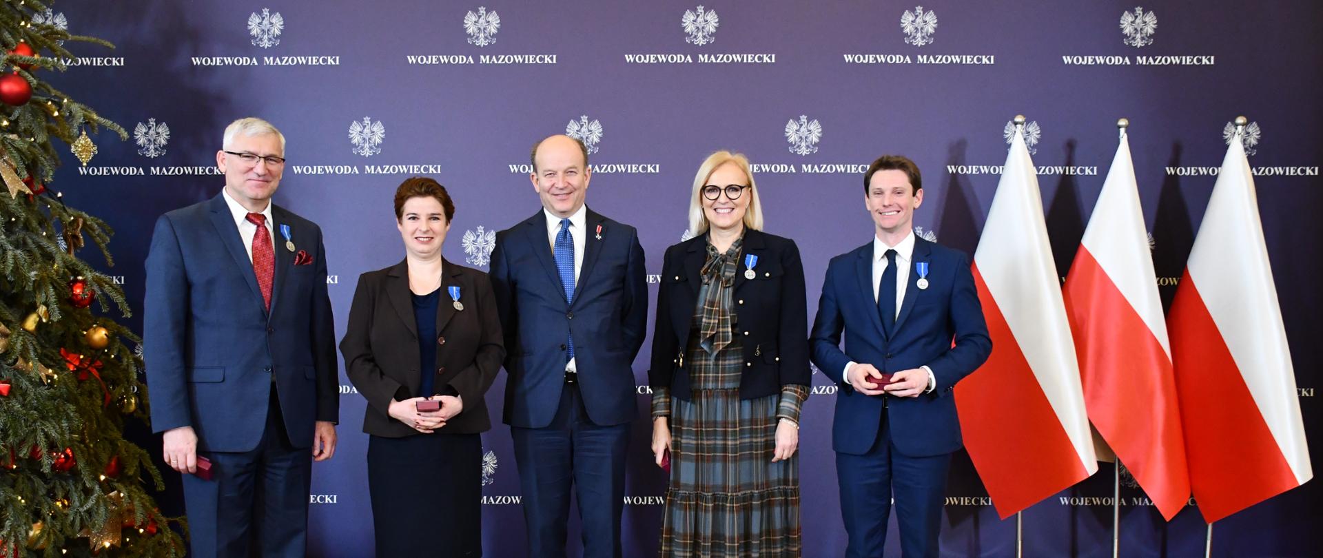 Na zdjęciu widać kobiety i mężczyzn