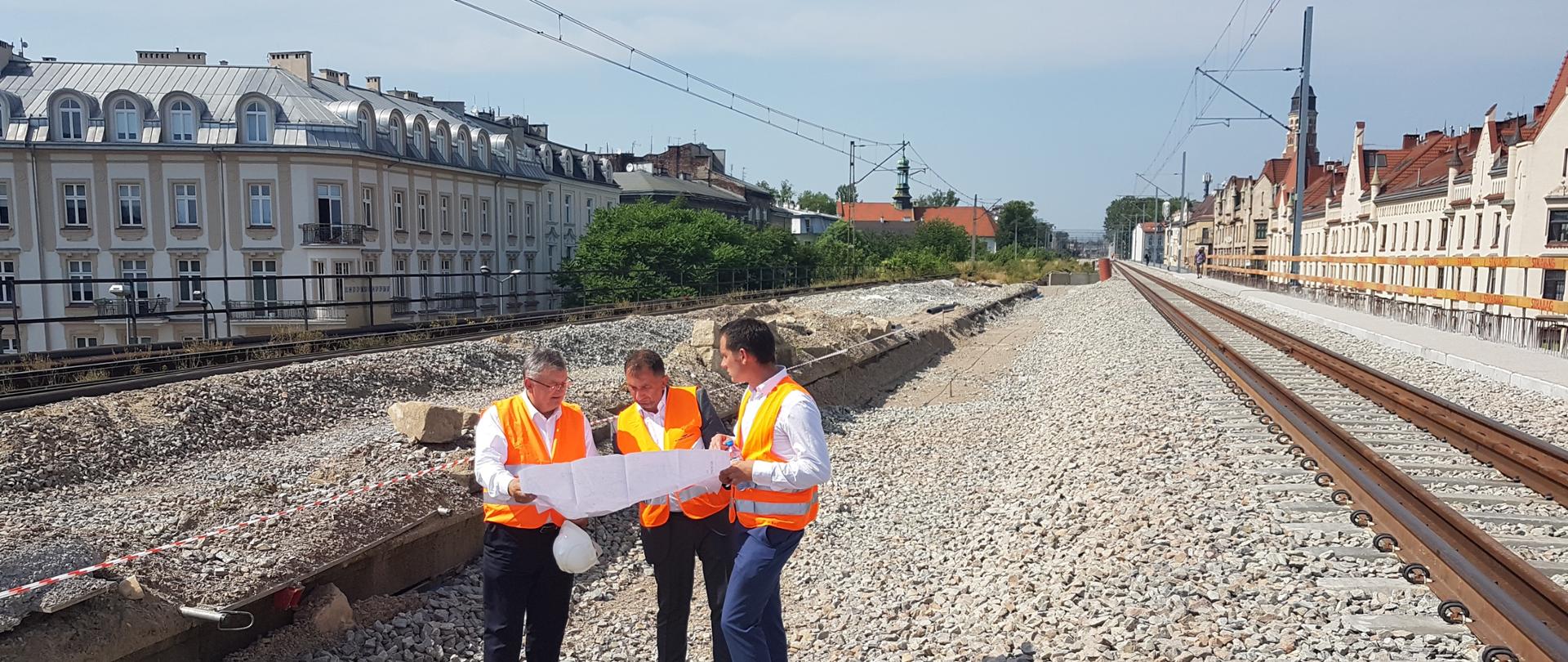 Minister A. Adamczyk wizytował nową estakadę kolejową w Krakowie