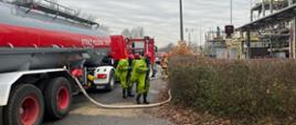 Prowadzenie działań ratowniczych przy likwidacji wycieku z cysterny kolejowej. W działaniach Specjalistyczna Grupa Ratownictwa Chemicznego "Opole"