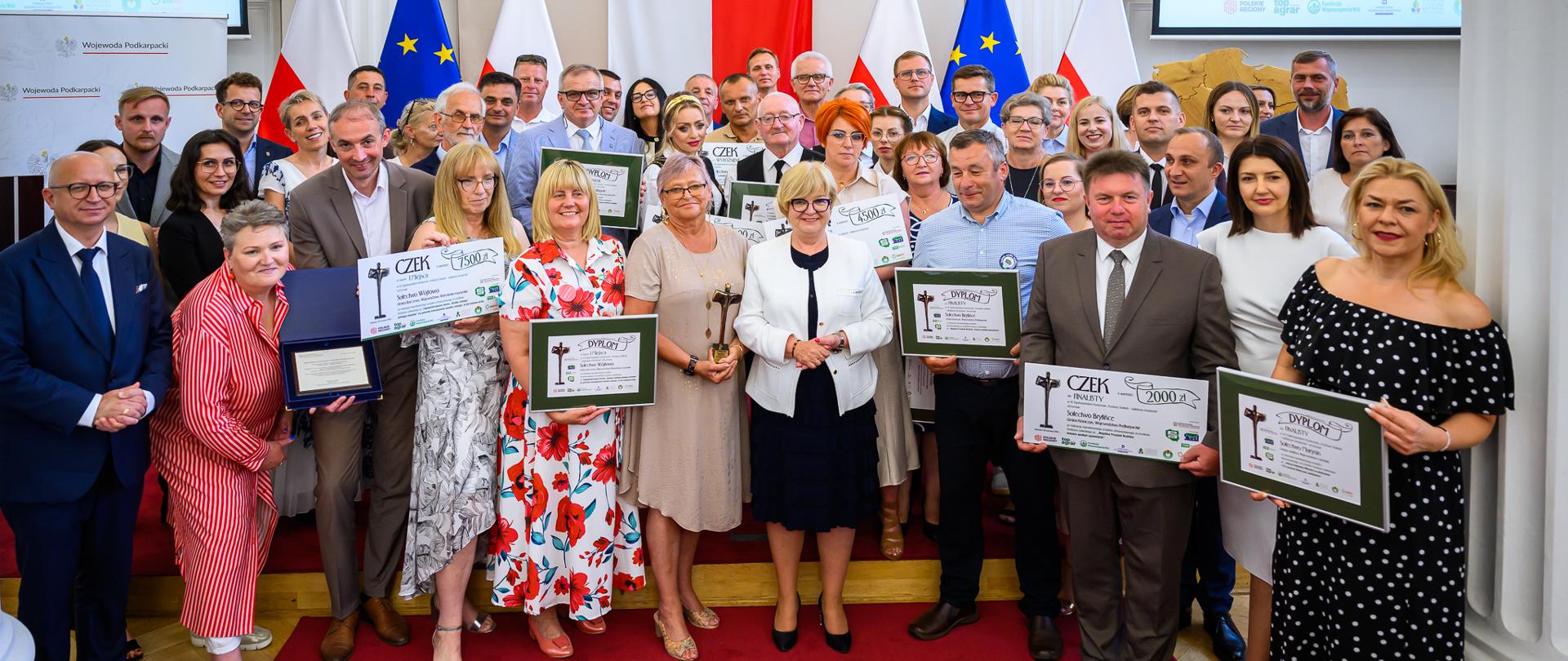 Zdjęcie przedstawia uczestników gali "Fundusz sołecki - najlepsza inicjatywa"