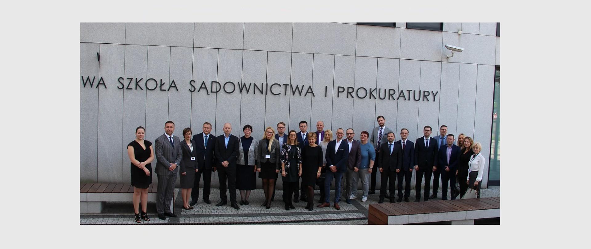 zdjęcie grupowe uczestników szkolenia na tle napisu Krajowa Szkoła Sądownictwa i Prokuratury