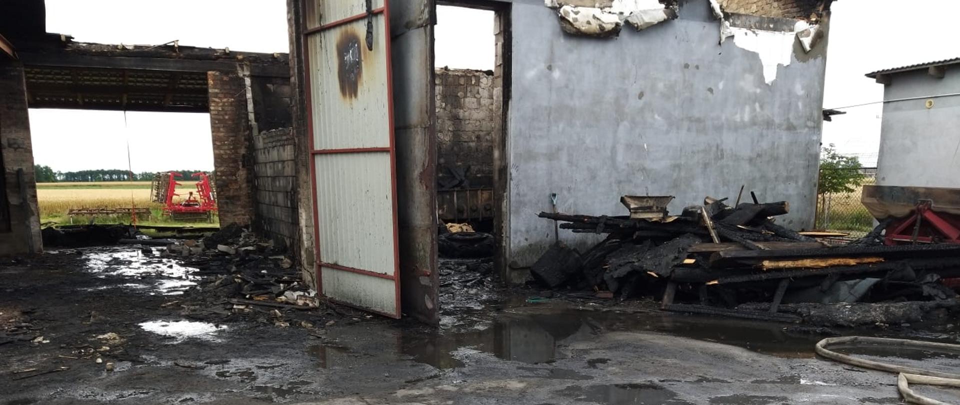 Zdjęcie przedstawia budynek, który uległ częściowemu spaleniu.