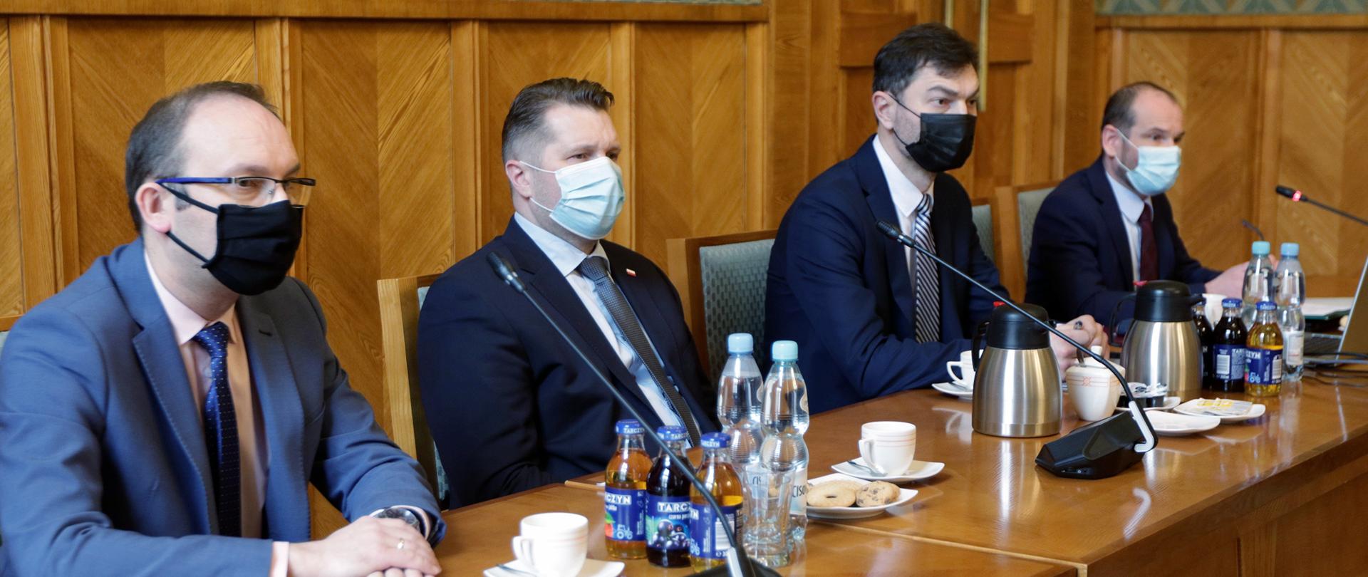 Spotkanie w sprawie podręczników w gmachu MEiN