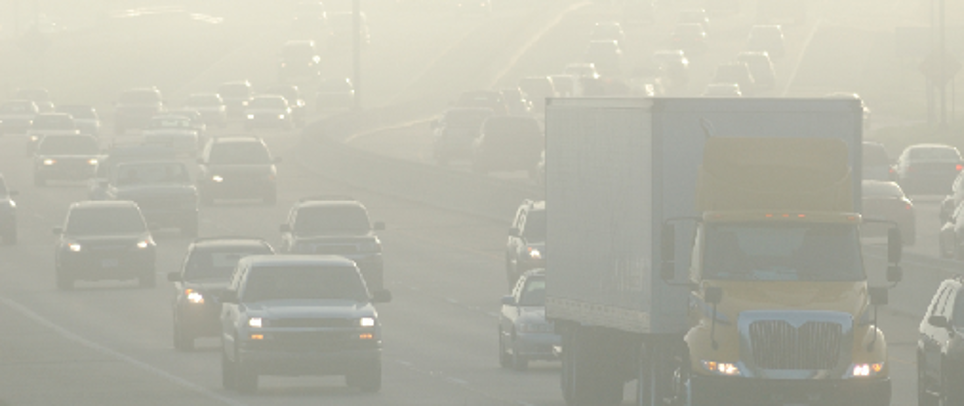 samochody w smogu