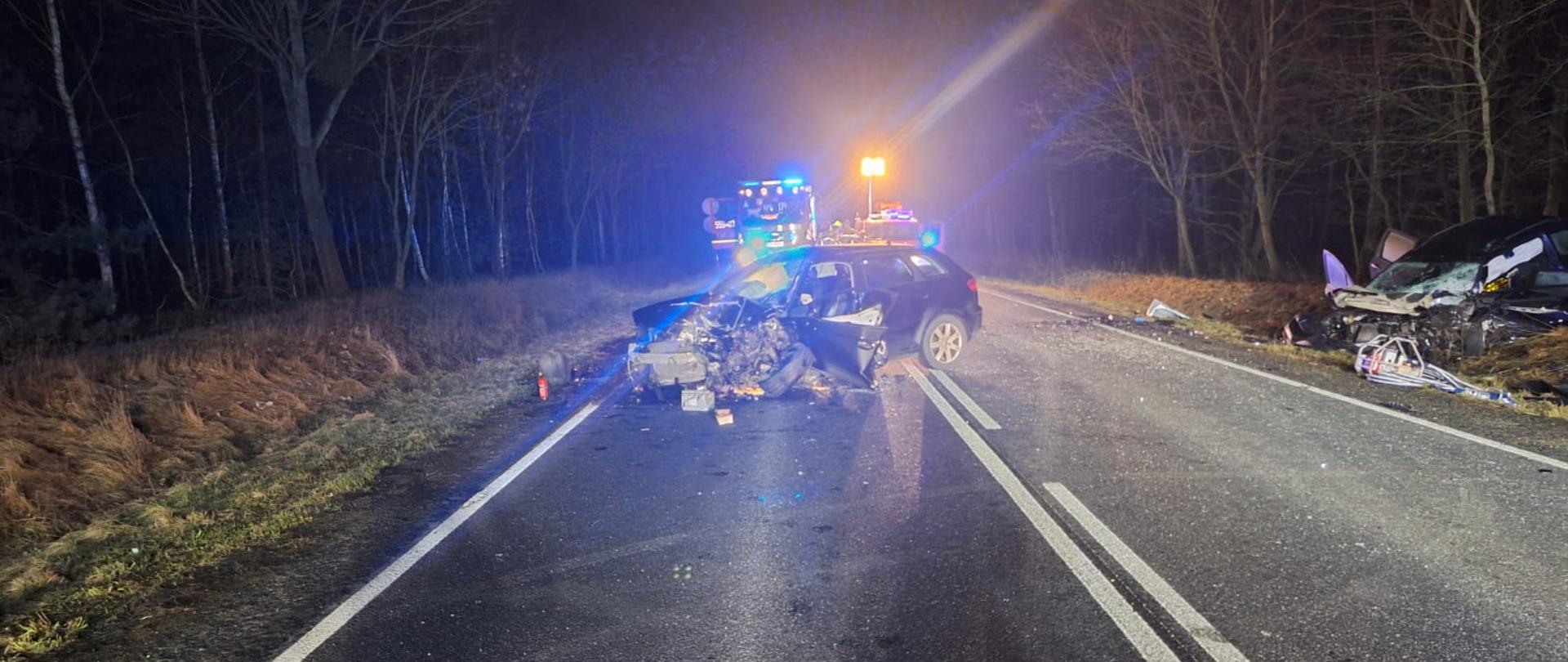 Zdjęcie przedstawia dwa pojazdy po wypadku drogowym. 