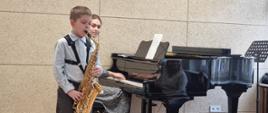 zdjęcie ucznia grającego na saksofonie