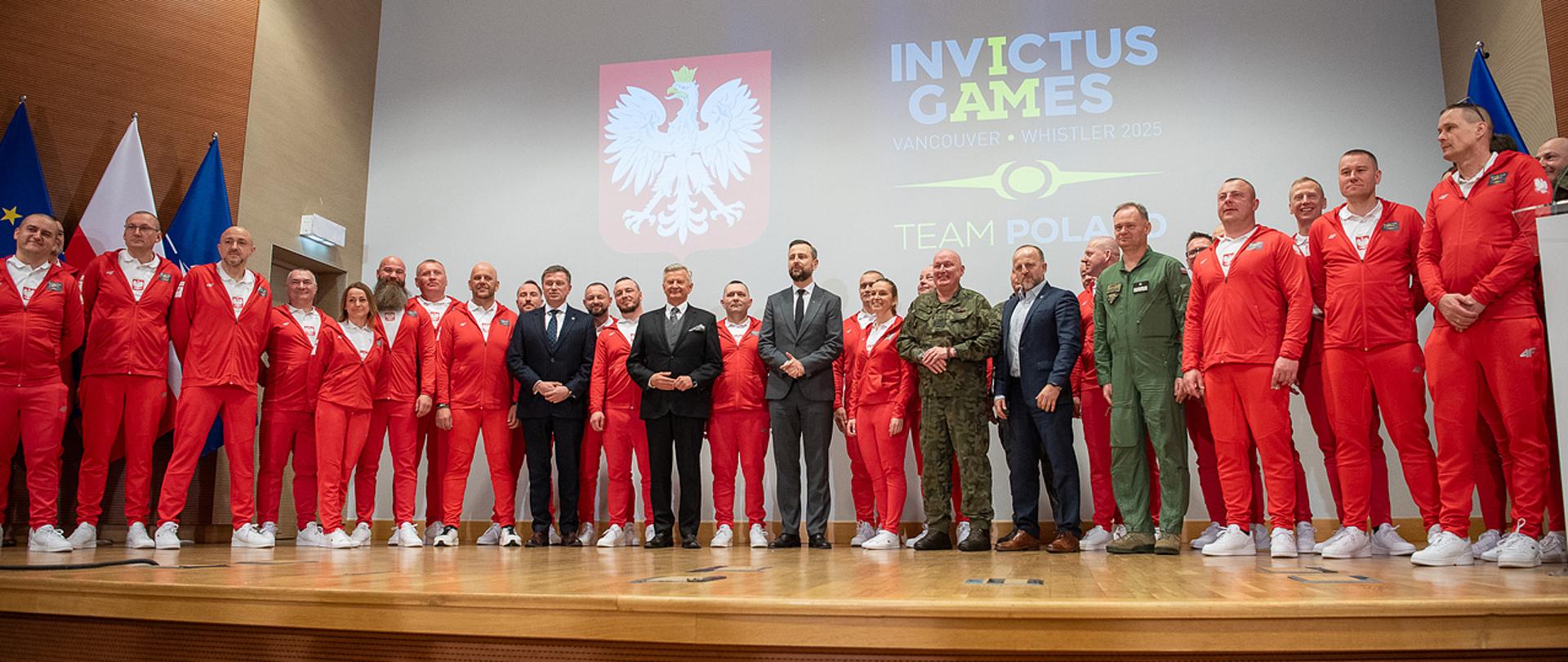 6 lutego 2025 r. na terenie 1. Bazy Lotnictwa Transportowego w Warszawie, wiceprezes Rady Ministrów oraz podsekretarz stanu w MON Stanisław Wziątek pożegnali polską reprezentację sportową, która wyrusza do Kanady na igrzyska INVICTUS GAMES 2025. W trakcie uroczystości szef MON przekazał na ręce chorążego reprezentacji flagę narodową. Fot. Maciej Nędzyński/MON
