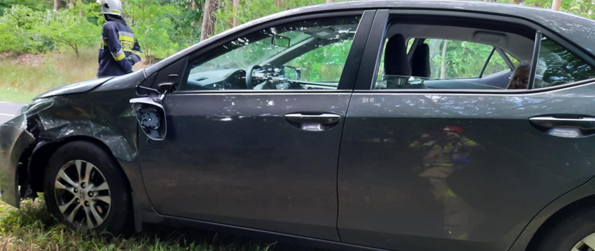 Widać uszkodzony lewy przód samochodu osobowego