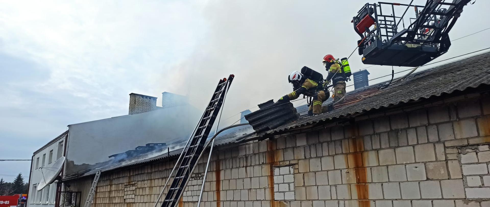 Pożar dachu magazynu w Wolicy (powiat pruszkowski)