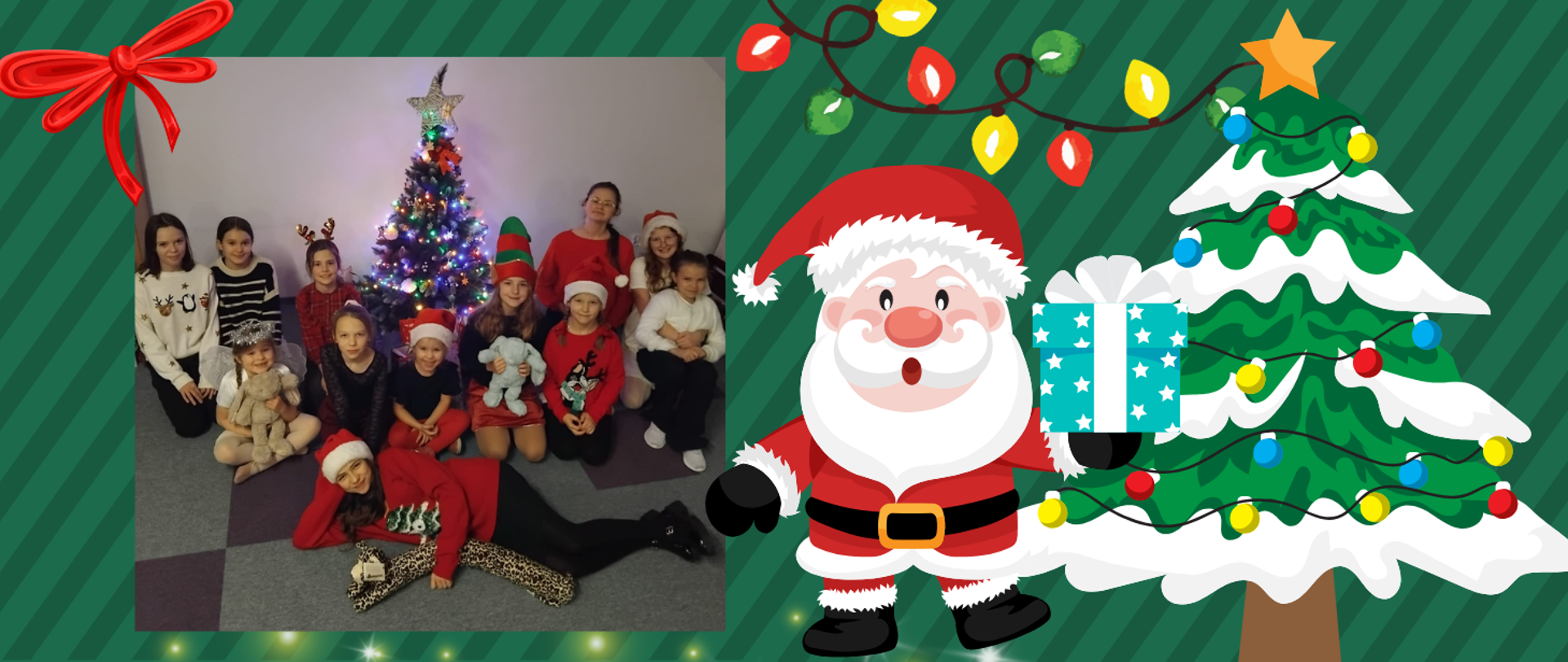 Grafika świąteczna składająca się z dwóch części. Po lewej stronie znajduje się zdjęcie grupy dzieci pozujących przy udekorowanej choince w sali, ubrane w świąteczne stroje, czapki Mikołaja i opaski z rogami renifera. Po prawej stronie widoczna jest ilustracja Mikołaja trzymającego prezent oraz choinki ozdobionej kolorowymi lampkami. Całość umieszczona jest na zielonym, wzorzystym tle z dekoracyjną kokardą, girlandą światełek i świątecznymi ozdobami, tworząc radosny, bożonarodzeniowy klimat.